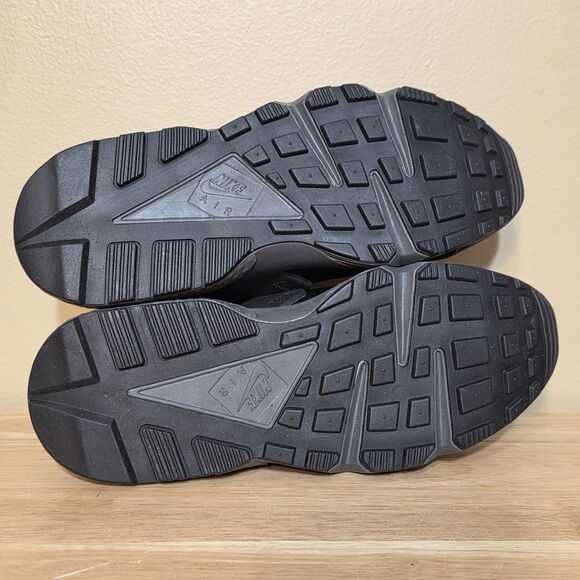 Nike Air Huarache Black Iridescent Logo FD0656-001 Men\'s Size 7 Women\'s 8.5